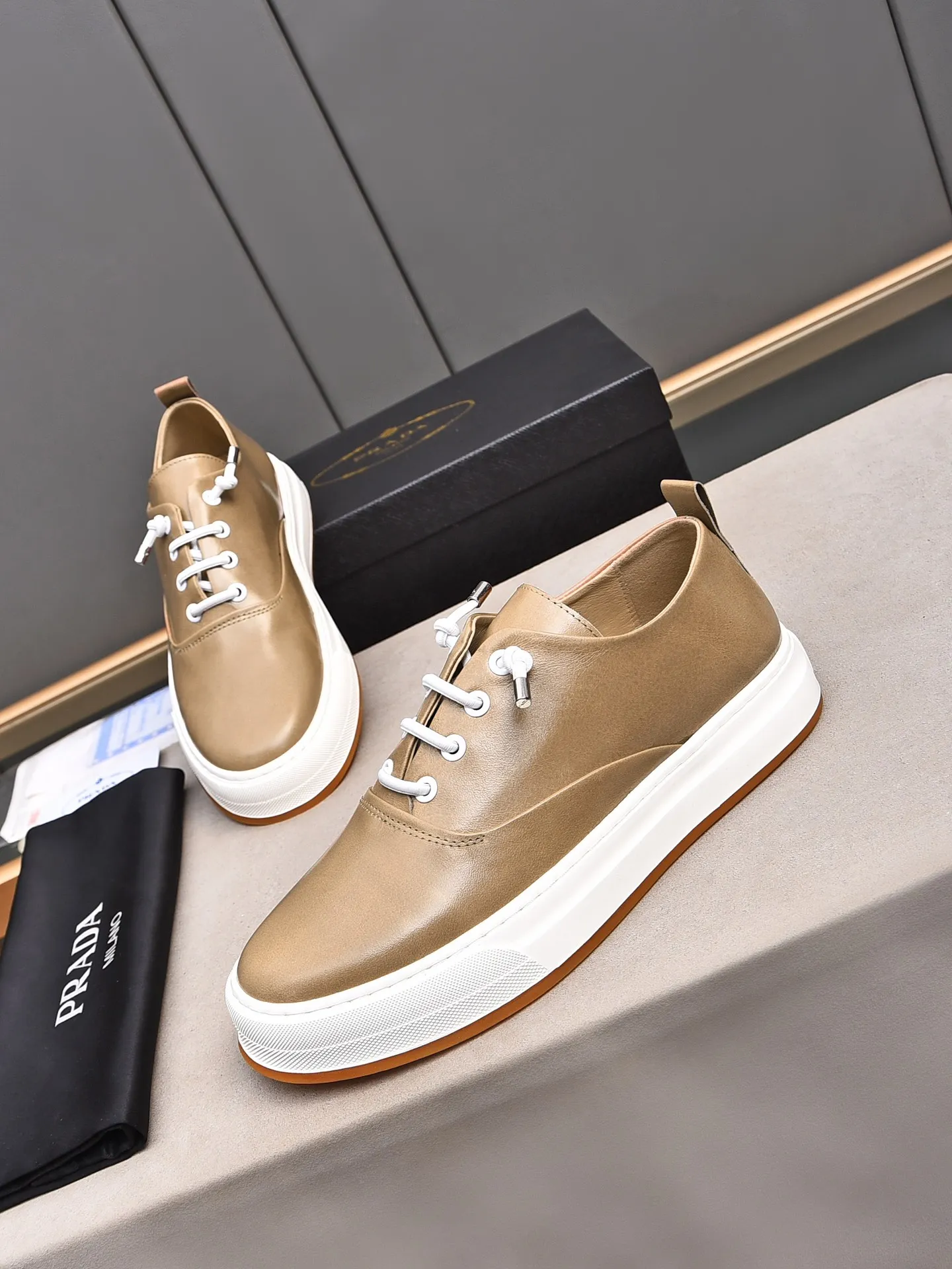Men's Men's Shoes 💰440 [Top-grade butter leather] 🆕🔥New update🔥👟PRADA (Prada) new products are released, imported soft butter leather, fashionable to allow air to penetrate the entire shoe, Niu B's shoes [strong] bring an extremely comfortable and breathable feeling! Beautiful inside and out! Exquisite workmanship, 😌Code number: 38~44 (45 customized) Three colors to choose from.